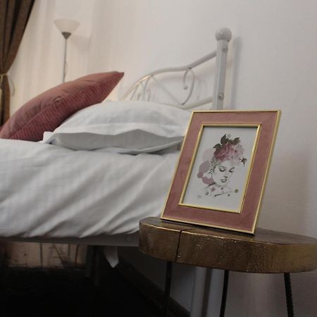 Texas House Guest House Novaci-Străini Екстериор снимка